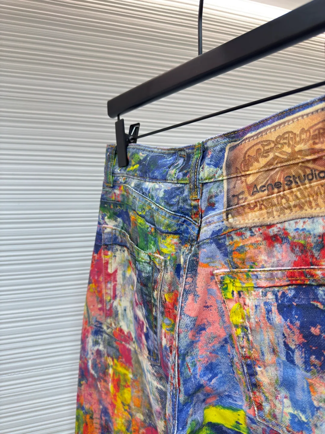 Acne Studios paint-printed jeans ●Authentic product: Purchased and developed by 6263 ●Item number: 1680126-A75 ●Material: denim ●Technology: Printing ●Version: Fitted version ●Size: 32-34-36-38-40-42 ●Description: Using advanced 3D printing technology and high-quality 3D cold transfer printing technology to ensure that the denim fabric has the same texture and feel as traditional denim. Use 3D printing technology to restore the original color saturation, accurately control the thickness and texture of the denim fabric, and use an advanced 3D printer to print the denim fabric layer by layer until the entire part is completed. Each piece is separated efficiently and accurately through computer typesetting and laser cutting. The overall routing is straight and delicate, the fabric is comfortable and soft, the color is consistent and there is no color difference, it can be matched with the same style to create a fashionable look, and can be used in various occasions, customized accessories, complete with three standards, the same style for men and women!